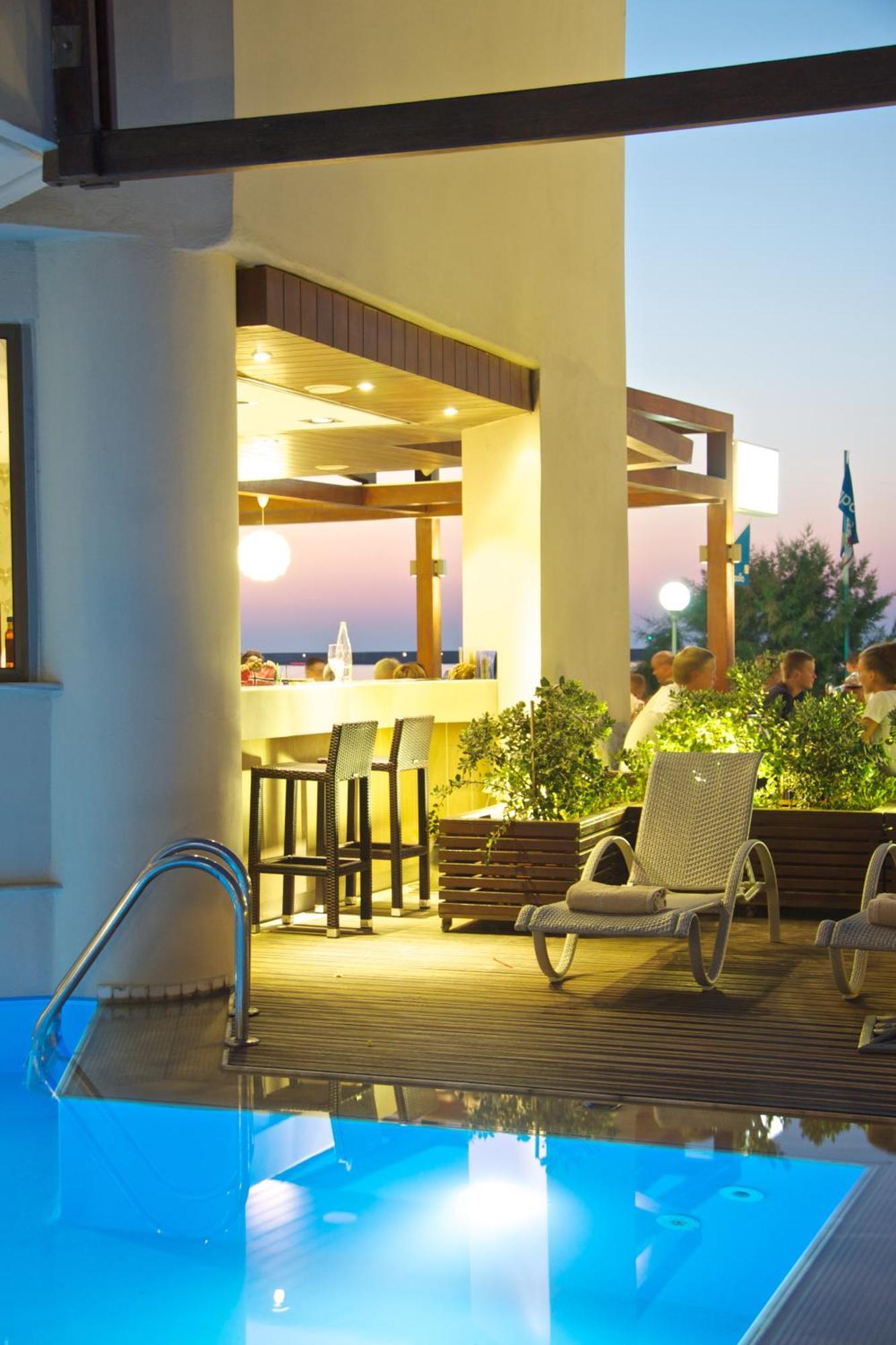 Steris Elegant Beach Hotel & Apartments 레팀노 외부 사진