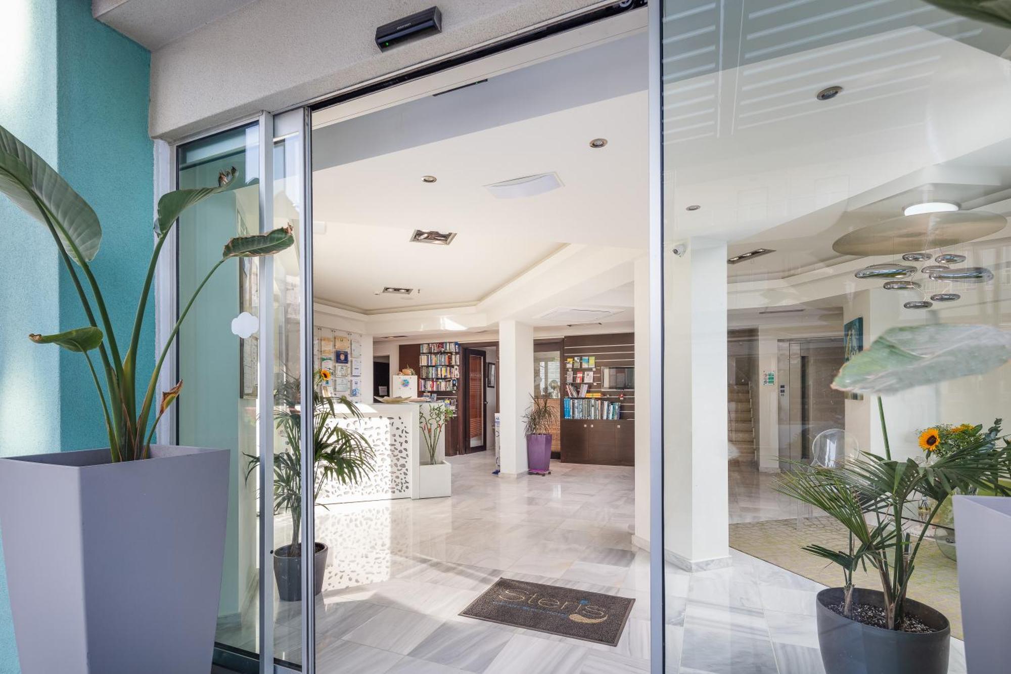 Steris Elegant Beach Hotel & Apartments 레팀노 외부 사진