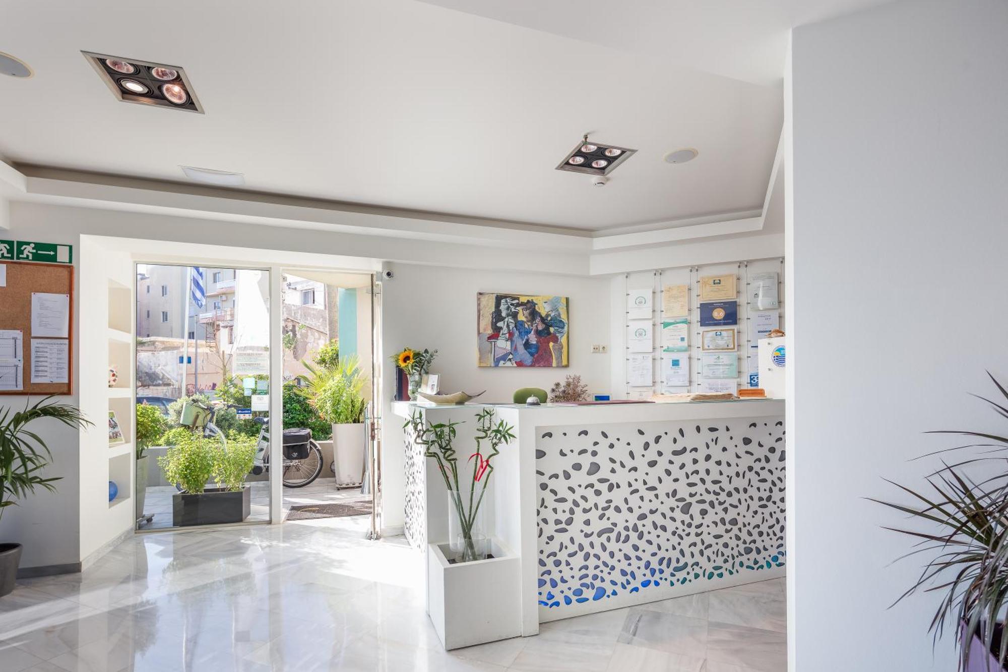 Steris Elegant Beach Hotel & Apartments 레팀노 외부 사진